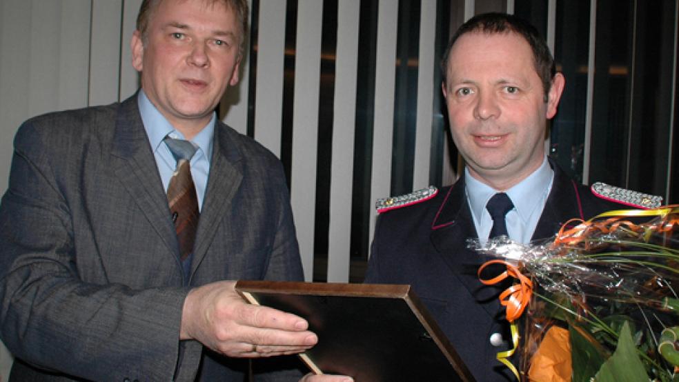 Johann Kutscher, hier zusammen mit dem früheren Bunder Bürgermeister Gerald Sap, hat sich schon als Ortsbrandmeister der Feuerwehr Dollart engagiert. Jetzt wird er Ortsvorsteher seines Heimatortes.  © Foto: Archiv