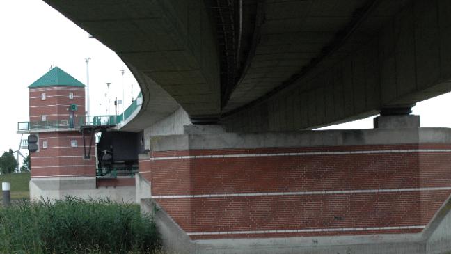 Emsbrücke: Notfall-Treppe im Frühjahr