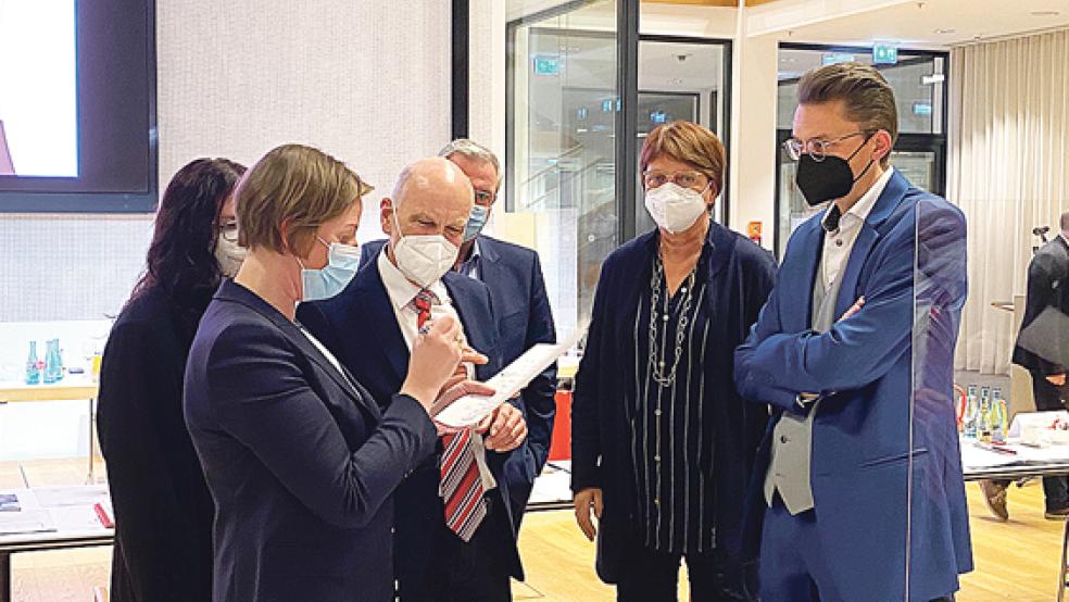 In einer Sitzungsunterbrechung wurde der CDU-Antrag neu aufgesetzt. Hier diskutieren: (von links) Anja Troff-Schaffarzyk (SPD), Grietje Oldigs-Nannen (CDU), Sascha Laaken (PD), Meta Janssen-Kucz und Tammo Lenger (beide Grüne).  © Foto: Hanken