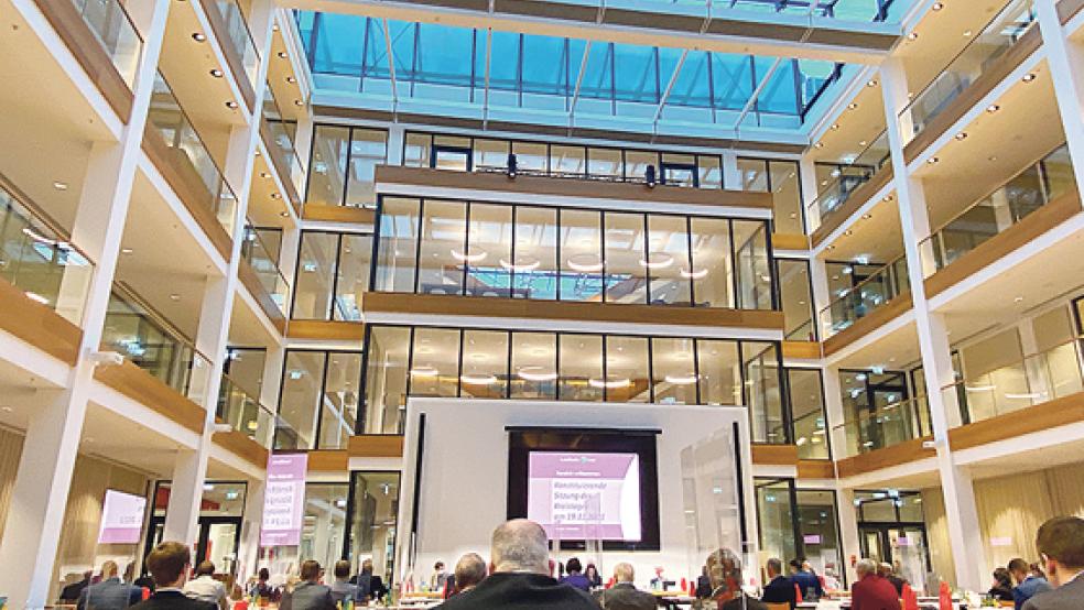 »Kurs Zukunft« im futuristisch anmutenden Sparkassen-Forum: Hier konstituierte sich am Freitag der neue Kreistag.  © Foto: Hanken