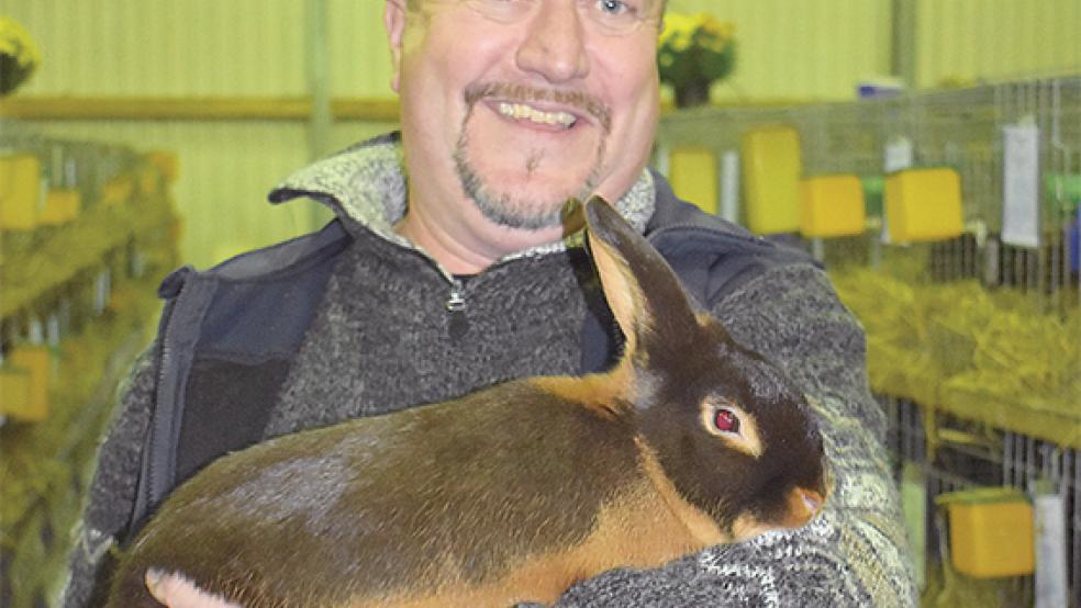 Mächtig stolz auf sein mit »vorzüglich« bewertetes braunes Lohkaninchen ist Thomas Krüger aus Holthusen.  © Foto: Kuper