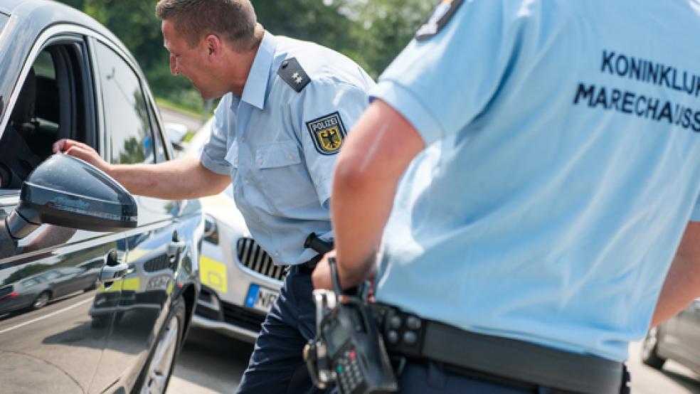 Das Grenzüberschreitendes Polizeiteam im Einsatz – bei einem 31-Jährigen stellten die Beamten einen gefälschten Führerschein sicher, den Mann erwartet jetzt ein Strafverfahren.<br />  © Foto: Bundespolizei