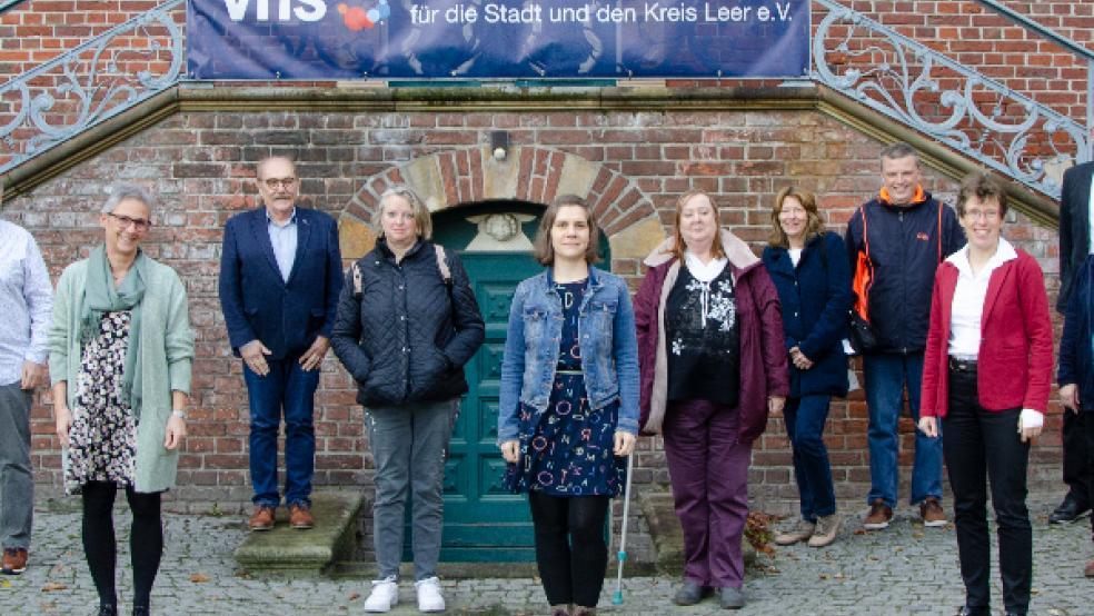 Beim Abschluss der Qualifizierung (von links): VHS-Fachbereichsleiterin Sabine Kasimir, Theo Watermann, Edeltraud Watermann, Bernd Beutel, Anja Seemann, Nicole Dietrich, Irmgard Lüken, Claudia Wilken, Ricardo Mertsch, Margit Kannegießer, Peter Diddens, Kursleiterin Helen Plass, Frank Schüür vom Senioren- und Pflege-Stützpunkt sowie Gabriele Ostholthoff. © Foto: VHS Leer