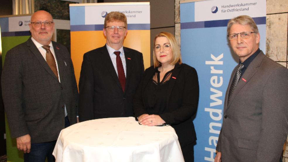 Arbeitnehmer-Vizepräsident Jörg Klein (von links), Präsident Albert Lienemann, Arbeitgeber-Vizepräsidentin Imke Hennig und Hauptgeschäftsführer Jörg Frerichs führten durch die Versammlung. © Foto: HWK