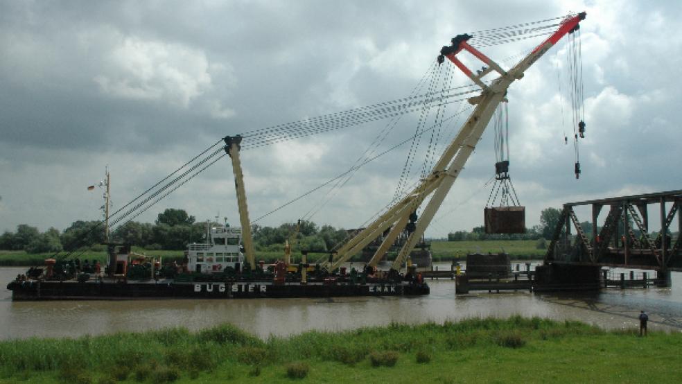 15. Juni 2016: Der Schwimmkran »Enak« der Bremerhavener Bugsier-Reederei hebt das Kontergewicht der Friesenbrücke an. Mittlerweile gehört der Kran-Koloss der Hamburger Lührs GmbH. Nächste Woche soll er wieder zum Einsatz kommen. © Foto: Szyska