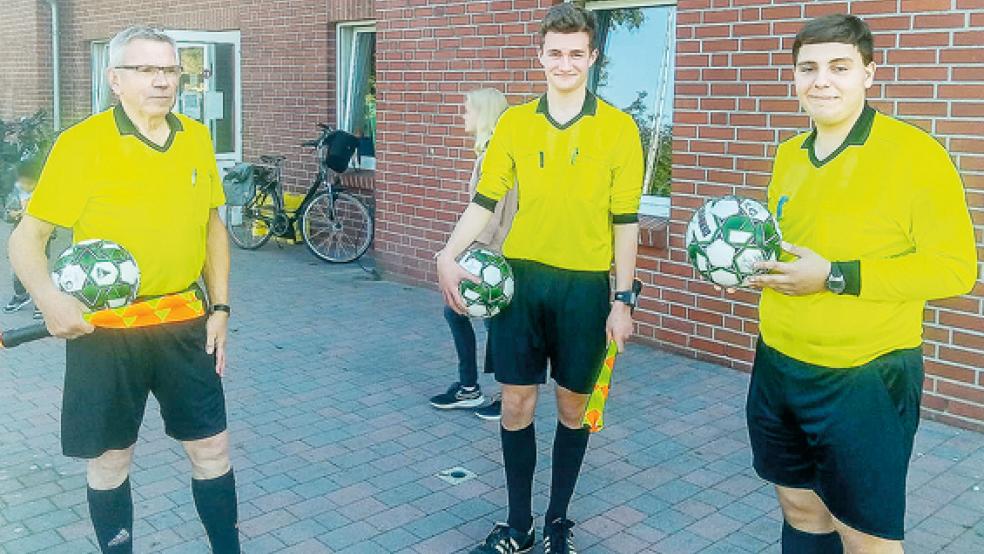 Fidi Schoon assistierte mit Jasper Pohlmann seinem Enkel Florian Kleen beim Spiel zwischen Hollen und der SG TWL.  © Foto: NFV-Kreis