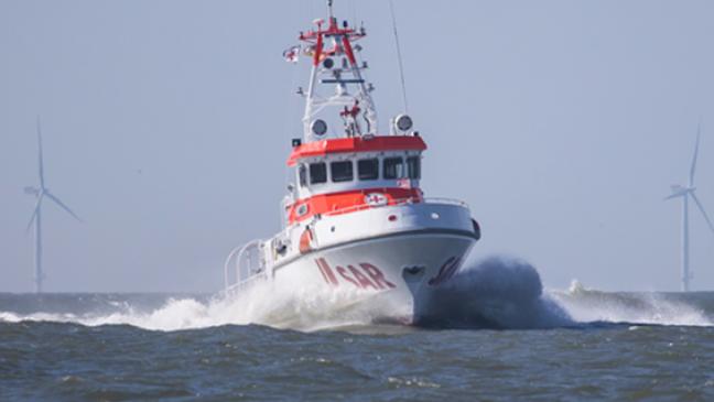 Seenotretter helfen verletztem Fischer