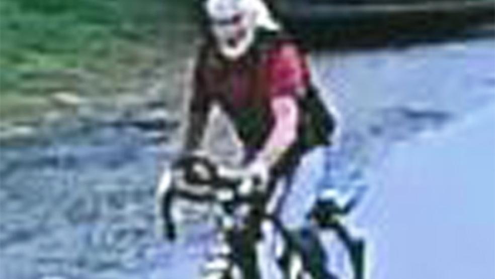 Mit diesem Foto sucht die Polizei nach einem Radfahrer, der Anfang Oktober eine 67-Jährige angerempelt und dabei schwer verletzt hatte.  © Foto: Polizei