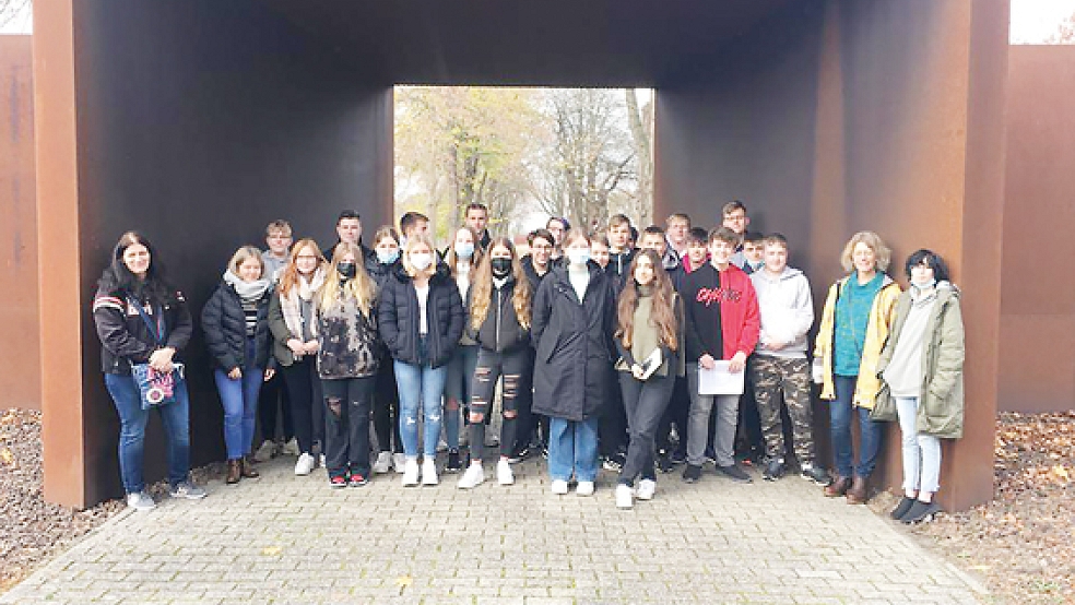 Die Klasse 10a der Oberschule Bunde besichtigte jetzt die KZ-Gedenkstätte in Esterwegen.  © Oberschule