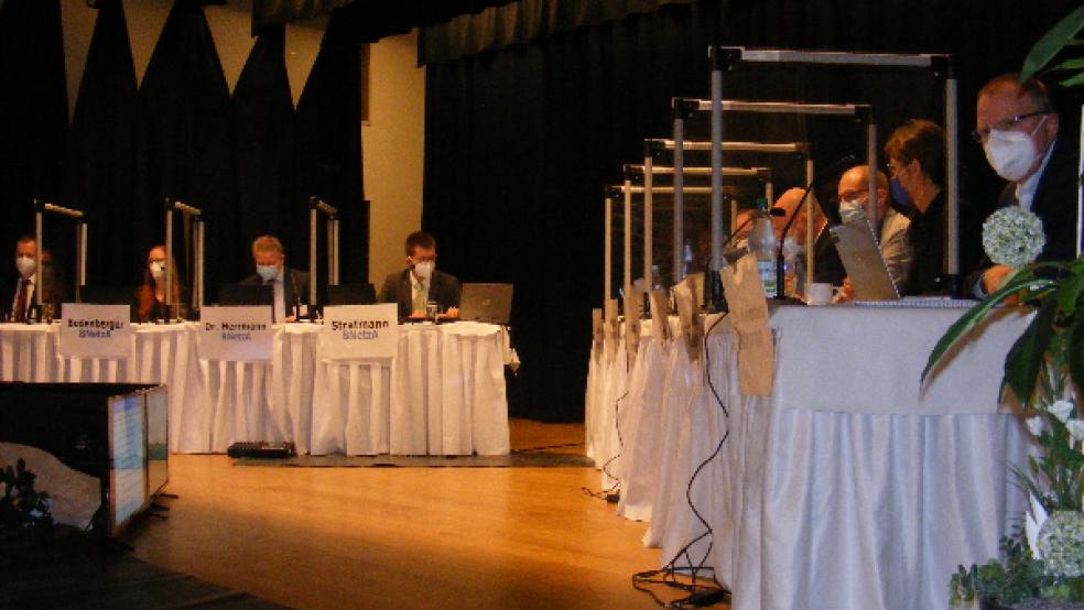 Auf der DGA-Bühne in Bunde: Vertreter der Bundesnetzagentur (Bonn) mit Referatsleiter Dr. Bodo Herrmann an der Spitze sowie des Antragstellers Amprion (Dortmund) und des Ingenieurbüros Lange (Moers) nahmen gestern Stellung zum aktuellen Planungsstand. © Foto: Szyska