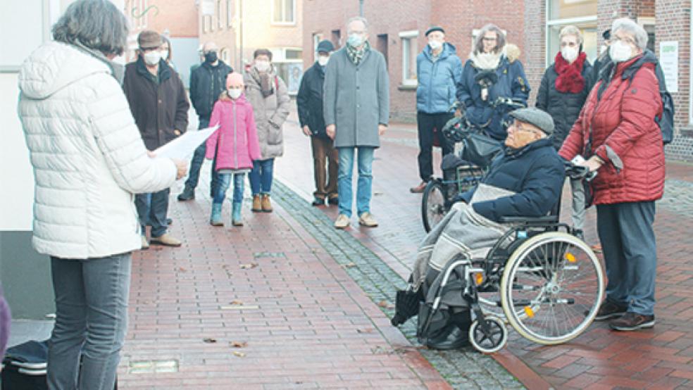 Albrecht Weinberg (im Rollstuhl) sprach gestern anlässlich der »Stolperstein«-Verlegung vor dem Eiscafe Venezia das jüdische Kaddisch-Gebet zu Ehren seiner Tante. Das Haus in der Westerstraße in Weener war der letzte freiwillig gewählte Wohnort der Familie Löwenstein.  © Foto: Berents