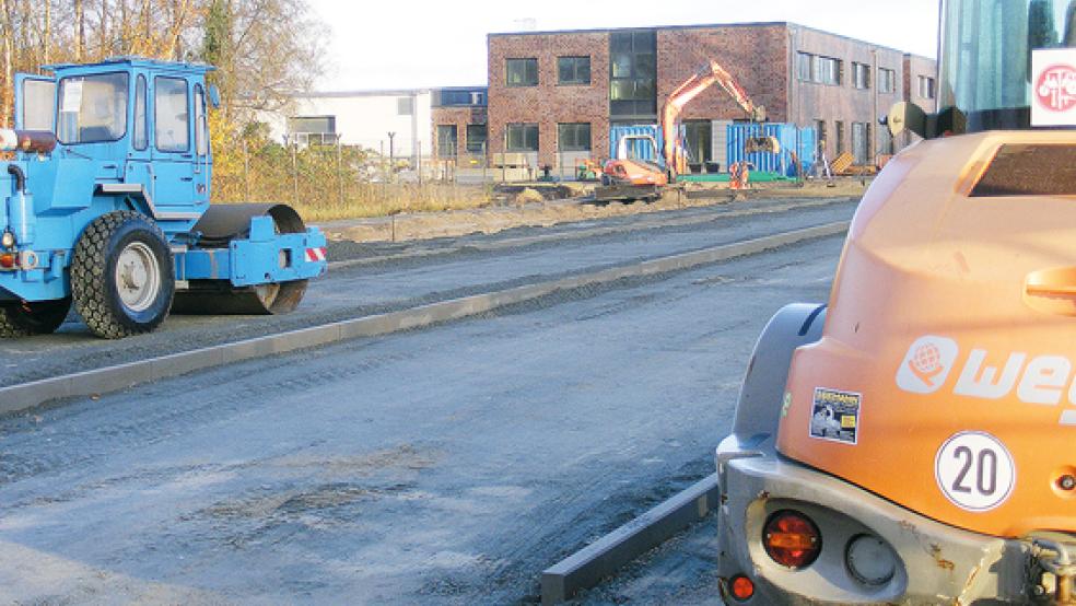 Im Oktober 2019 begannen die Erdarbeiten, inzwischen werden die Außenanlagen gestaltet: Die neue Ausbildungswerkstatt der Bundeswehr mit einer Nutzfläche von circa 2500 Quadratmetern soll im Januar fertiggestellt werden.  © Foto: Szyska