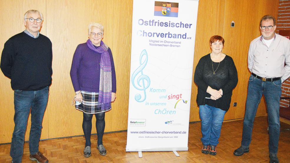 An der Hauptversammlung des Ostfriesischen Chorverbandes im Ihrhover Rathaussaal nahmen auch Chorleiter von vier Rheiderländer Chören teil (von links): Gerd Franzen (Männerchor »Bunner Jungs«), Gertrud Cordes (Frauenchor Liedertafel Harmonie Weener), Waltraud Bahnes (Liedertafel Bunde) und Andreas Bruns (Männerchor Liedertafel Harmonie Weener).  © Weers