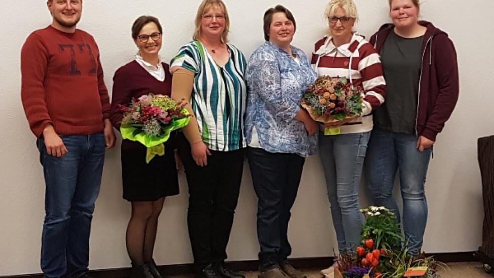 Personelle Weichen neu gestellt: Thomas Weyermanns (Kuratoriumsvorsitzender), die neue Einsatzleitern Almut Hoting und ihre Vorgängerin Heike Telkamp sowie die Dorfhelferinnen Herta Tjaden, Irene Lücht und Teelke Klaaßen (im Bild von links). © Foto: privat