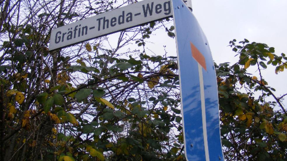 Der Gräfin-Theda-Weg in Weener hat nicht nur wegen seines Namens eine Sonderstellung: Ein Teilstück besteht lediglich aus einem Gehweg, weshalb die Straße beim Jugendzentrum »Wasserturm« als Sackgasse mit einem Wendehammer endet. © Foto: Szyska