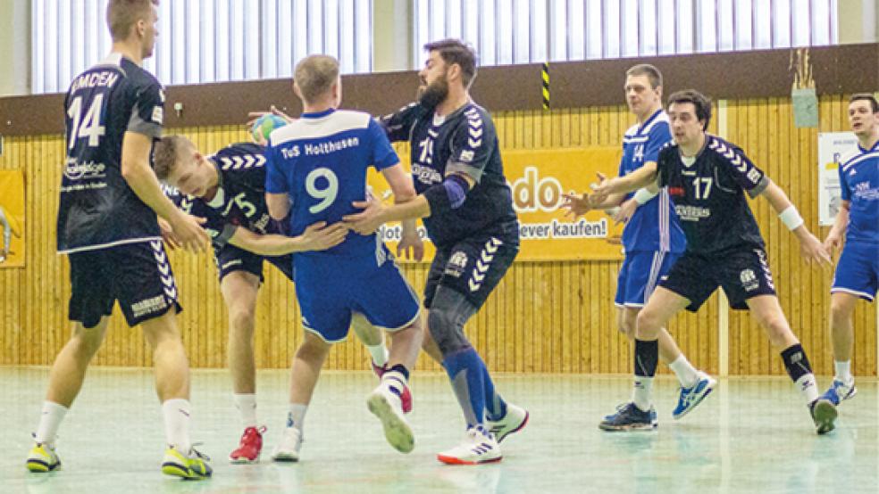Die Handballer des TuS Holthusen werden am Sonnabend in Emden auf eine sehr aggressive HSG-Abwehr treffen, da ist man sich bereits vor der Partie sehr sicher.  © Archivfoto: Ostendorp
