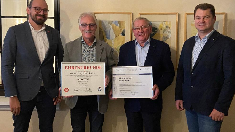 Ehremeisterbriefe hat der Geschäftsführer der Kreishandwerkerschaft LeerWittmund, Bastian Wehr, jetzt an Max Wuttke und Fokko Brandt (von links) überreicht. Rechts im Bild Obermeister Markus Leggedör aus Weener von der Fleischer-Innung Leer. © Foto: Kreishandwerkerschaft