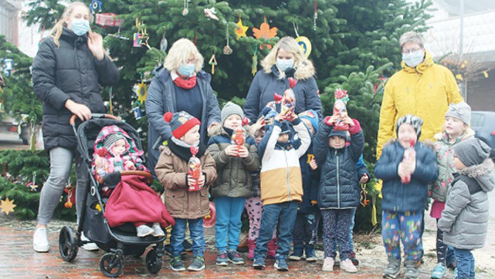 Die »Eichhörnchen« des Kindergartens Bunde schmückten gestern den Weihnachtsbaum vor dem Bunder Rathaus. Zur Belohnung gab es Schokolade.  © Fotos: Berents