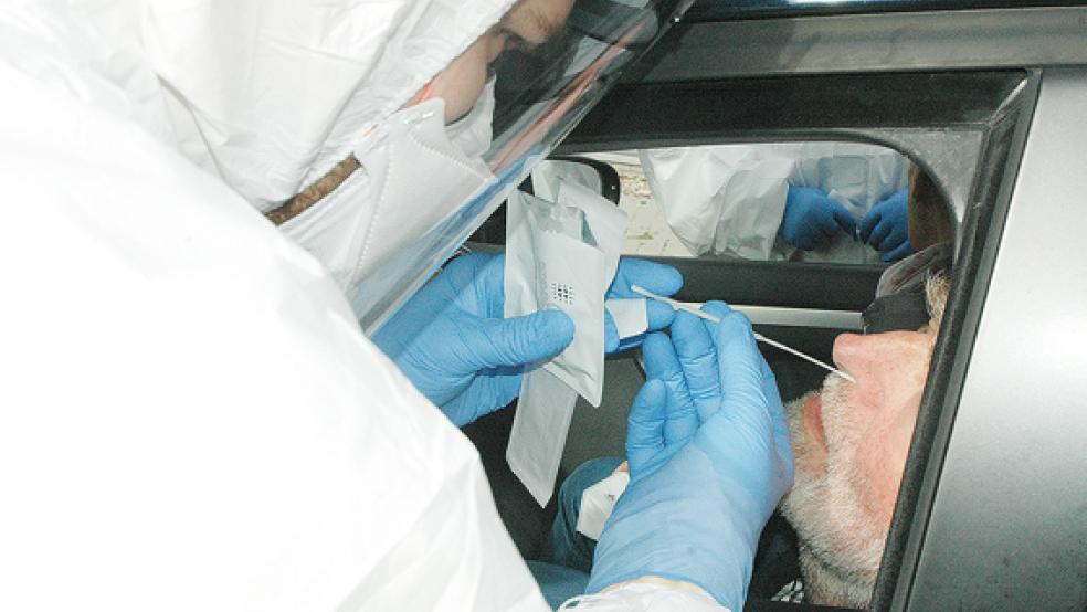 Ob der DRK-Kreisverband Leer seine Corona-Teststellen reaktiviert - das Bild entstand im März an der »Drive In«-Station in Nüttermoor - ist noch nicht entschieden.  © Foto: Szyska