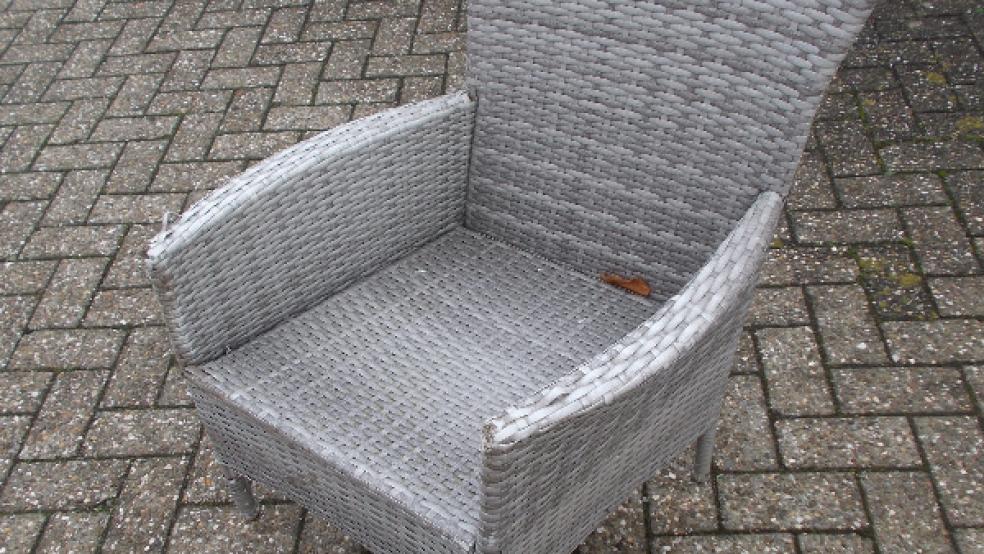 Die Fahrerin eines VW Golf hatte den auf der Straße liegenden Stuhl übersehen. © Polizei