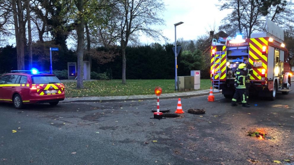 Ein Autofahrer hatte 30 Liter Diesel in die Kanalisation im Aschendorfer Ortsteil Herbrum gekippt. Die Feuerwehr sicherte die Oberflächenentwässerung. © Foto: Feuerwehr