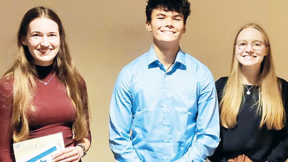 Sina Krüger(3. Preis, von links), Pascal Slappa (2. Preis) und Lisa-Marie Sandersfeld (1. Preis) überzeugten die Jury mit ihren eingereichten Facharbeiten.  © Foto: privat
