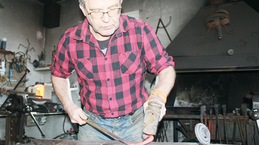 Günter Zimmermann in seiner Werkstatt in Jheringsfehn. Der große Schmiedeofen kommt nur selten zum Einsatz.  © Foto: Berents