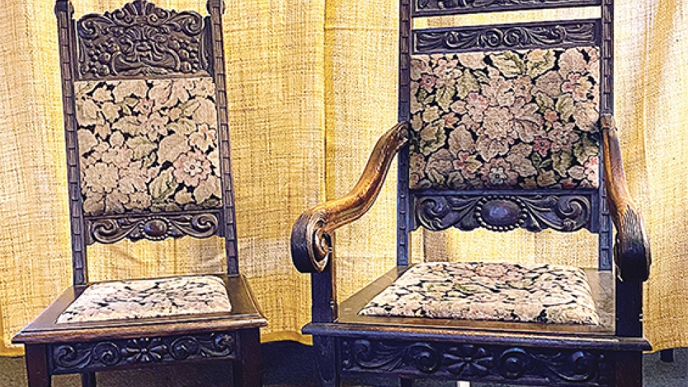 Diese beiden vor mehr als 100 Jahren in Weener hergestellten Stühle des Holzbildhauers Johann Heinrich Remmers (1887 bis 1936 ) als Schenkung sollen einen Platz in der Upkammer des Heimatmuseums Rheiderland in Weener erhalten.  © Foto: Kuper