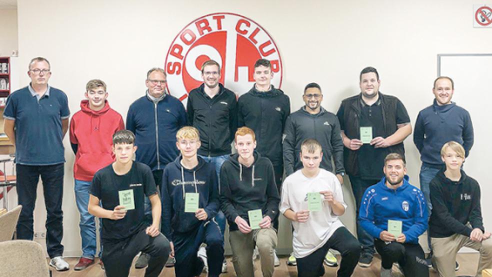 Diese Sportler machten ihren Schiedsrichter-Schein in Leer.  © Foto: NFV-Kreis Ostfriesland