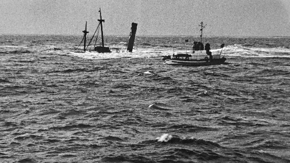 Das Motorrettungsboot »Borkum« Ende November 1951 am Wrack des Dampfers »Teeswood«. © Foto: DGzRS