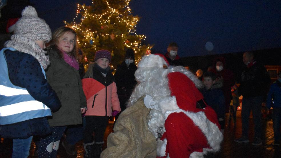 Um 17 Uhr verteilte der Weihnachtsmann kleine Geschenke an die jüngsten Besucher. Besonders für die Kinder sei der Weihnachtsmarkt ausgerichtet worden, betonte der Gewerbevereinsvorsitzende Marco Knevel. © Foto: Kuper