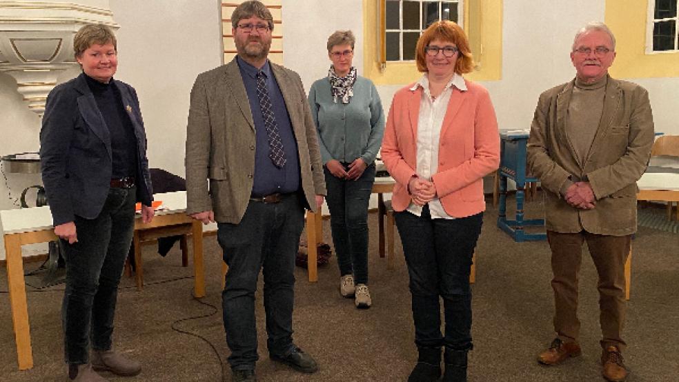 Die neue Kirchenpräsidentin Dr. Susanne Bei der Wieden (Zweite von rechts) nahm an der Tagung des Synodalverbandes Rheiderland teil. Mit auf dem Foto sind die Moderamensmitglieder (von links) Pastorin Anne Ulferts (Möhlenwarf), Präses Ard Nap (Wymeer), Annegret Steenblock (Landschaftspolder) und Wolfgang Philipps (Jemgum). © Foto: Kuper