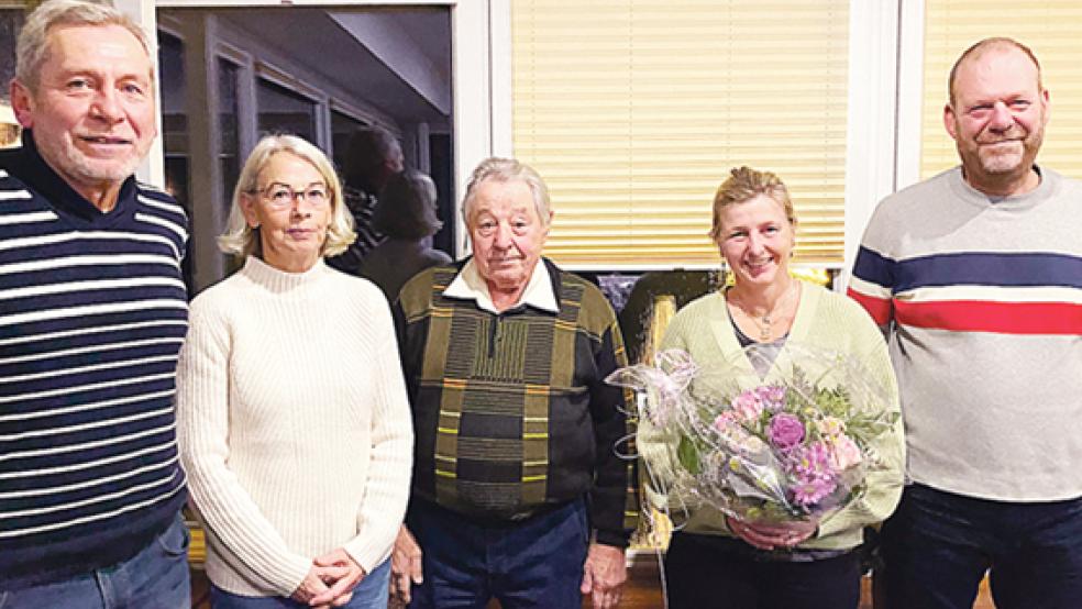 Stabübergabe beim Ziegeleiverein: Der neuen Vorsitzenden Wilfried Voß und Anke Rietdijk (von links) bedanken sich bei Carola und Bas Bergmans (rechts im Bild) für ihren engagierten Einsatz. In der Mitte: Alt-Ziegler und Beisitzer Paul Zimmer. <br />  © Foto:Ziegeleiverein