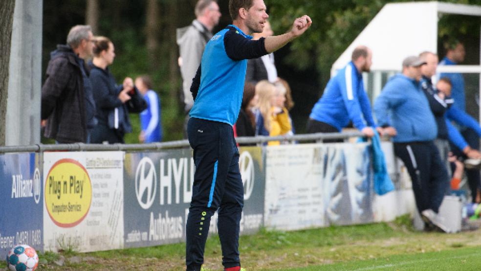 So wird man Heiner Husmann künftig nicht mehr sehen: An der Seitenlinie gab er seinem Team gegen den TSV Ostrhauderfehn Anweisungen. Auch der bisherige Co-Trainer, Michael Fokken, hört nach 15 Jahren auf.  © Fotos: Bruins