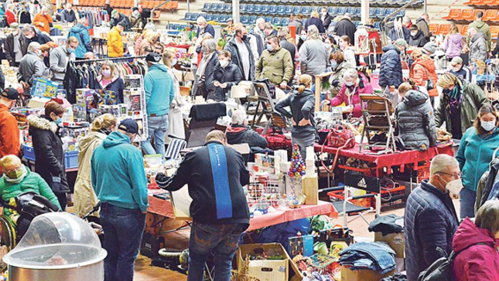 Der Flohmarkt in der Ostfrieslandhalle in Leer war gut besucht.  © Foto: Ammermann