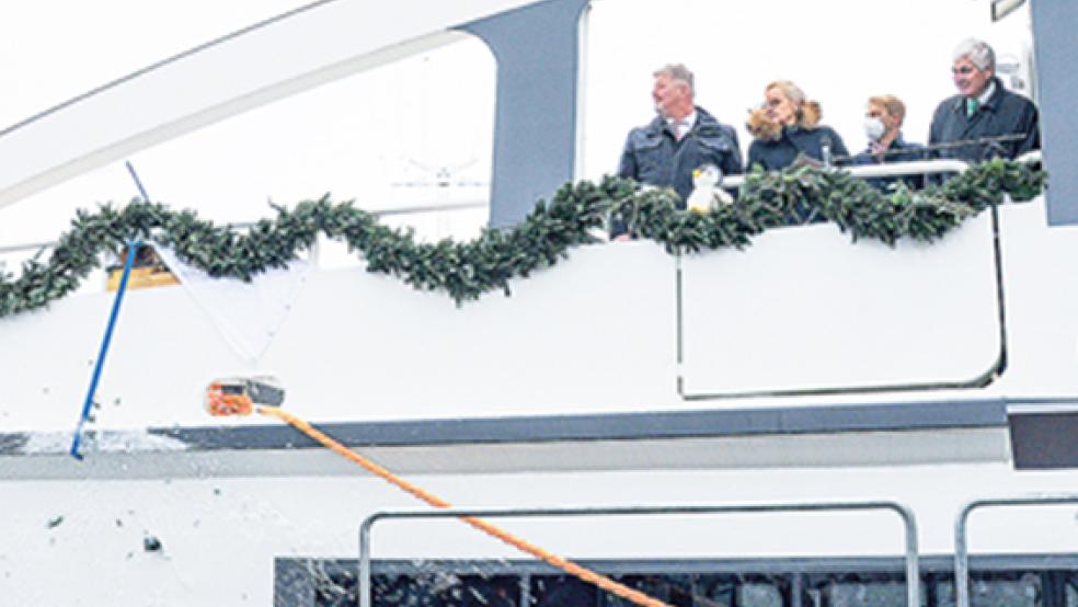 Glücklicher Moment bei der gelungenen Schiffstaufe am Borkumkai: AG Ems-Vorstand Dr. Bernhard Brons, Kapitän Udo Schipper, Taufpatin Rika Brons und Aufsichtsratsvorsitzender Dr. Claas Brons (von links).  © Foto: AG Ems