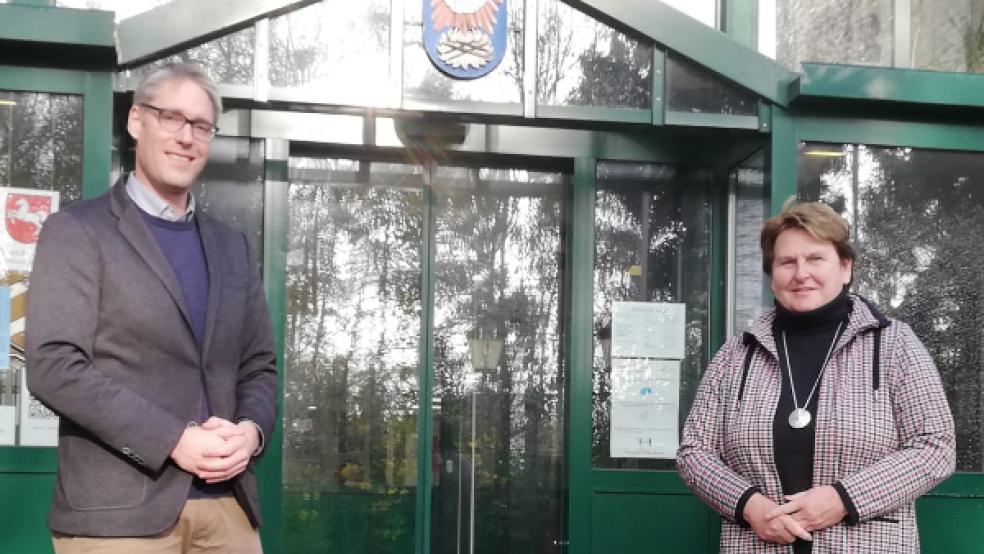 Die Landtagsabgeordnete Hanne Modder mit Bürgermeister Heiko Abbas vor dem Rathaus in Weener. © Foto: SPD-Wahlkreisbüro
