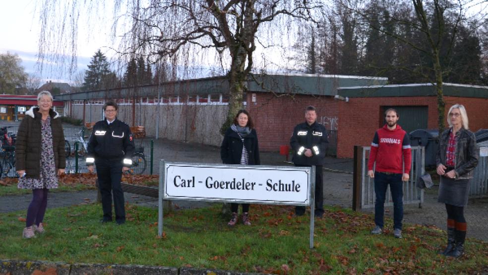 Vor der Carl-Goerdeler-Schule in Jemgum: Angelika Janssen-Harms (Stadt Weener), Christa Frigger (Polizei-Beauftragte für Jugendsachen), Alina Egger (Koordinatorin der Befragung/ Gemeinde Bunde), Ralf Hickmann (Leiter der Polizeistation Weener), Schulsozialarbeiter Daniel Reck und Schulleiterin Griet Leggeri (von links). © Foto: Netzwerk Rheiderland