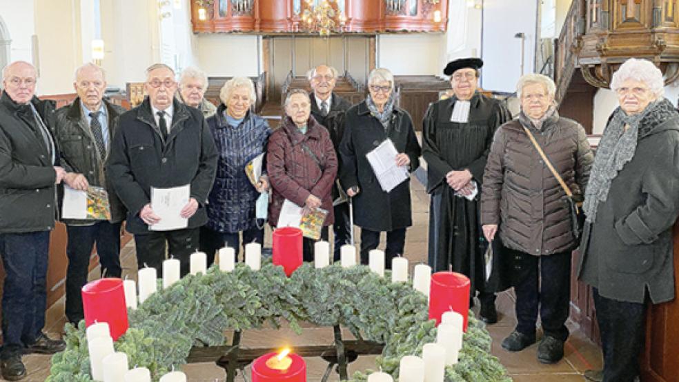 Die seltene »Gnadenkonfirmation« (70 Jahre) feierten am 1. Advent (von links) Herbert Bültena, Egon Gersema, Herbert Schüür, Erna Bonk, Theda Malchus, geb. Pepping, Gerta Abbas, geb. Bültena, Wolter Meyer, Else Hamer, geb. Peters, Pastor i. R. Hermann Weber, Adelheid Gruis, geb. Akkermann, und Elfriede Bruns, geb. Tooren.  © Foto: Kuper