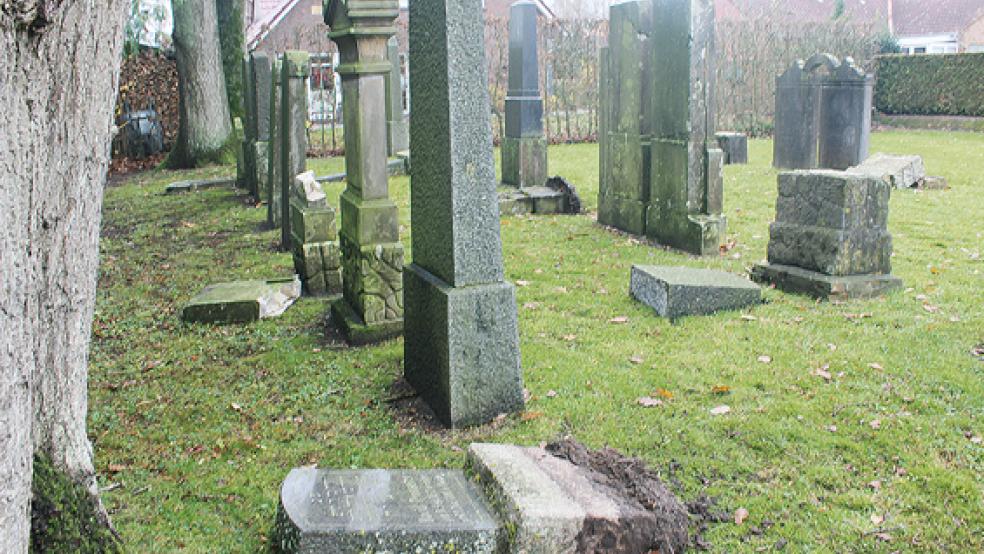 Auf dem jüdischen Friedhof am Leege Weg in Bunde wurden am Wochenende mehrere Grabsteine umgestoßen. Der Landesverband der jüdischen Gemeinden von Niedersachsen will auf jeden Fall eine Strafanzeige erstatten.  © Foto: Berents