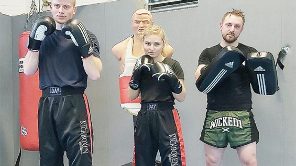 Timo Knevel (links) wurde von Finja Schmidt und Rene Kloppenborg bei seiner Prüfung unterstützt.  © Foto: Chikara-Gym Bunde