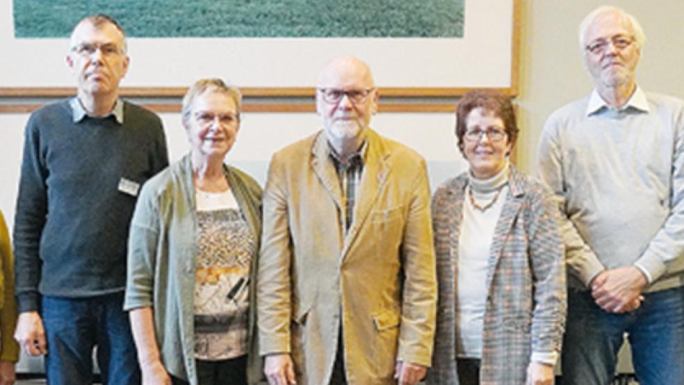 Der teils neue und alte Vorstand der Upstalsboom-Gesellschaft (von links) Elsa Oldenburger, Beate Visser(neu), Heinrich Ohling, Gisela Krause(verabschiedet), Roelf Freesemann, Monika Ihler, Helmut Fischer und Bernhard Müller. Es fehlt der neue und alte Schriftführer Matthais Erfeling.  © Foto: Ohling (UG Aurich)