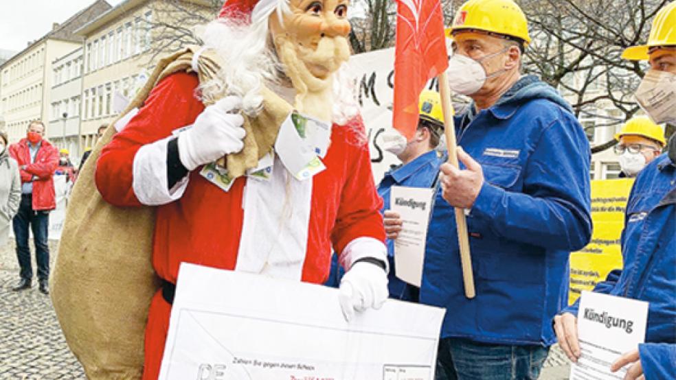Vor dem niedersächsischen Landtag kämpfen Meyer-Vertrauensleute um Arbeitsplätze. Ein Weihnachtsmann verteilte symbolische Geldgeschenke und Kündigungen.  © Foto: IG Metall
