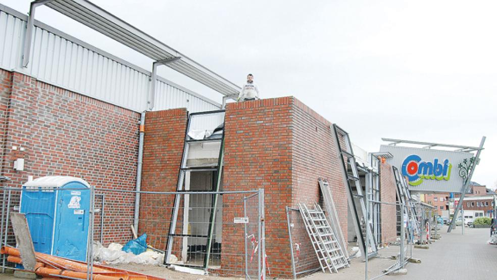 Jetzt werden die Fenster eingebaut: Die Arbeiten für die Fertigstellung des Anbaus am Eingang des Combi-Marktes an der Kirchofstraße in Weener machen Fortschritte.  © Foto: Hoegen