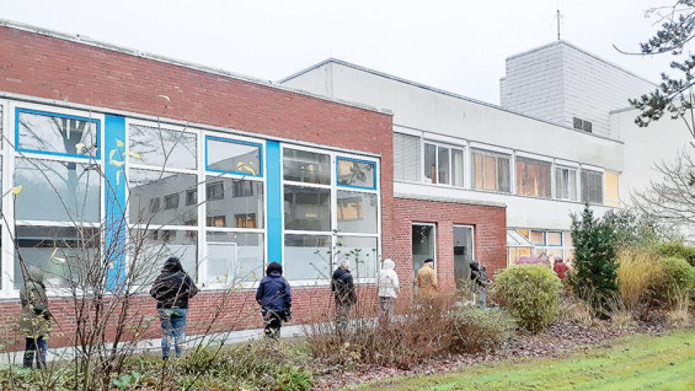 Schon am Morgen bildete sich eine lange Schlange von Wartenden vor dem Testzentrum im Krankenhaus Rheiderland in Weener.  © Foto: Berents