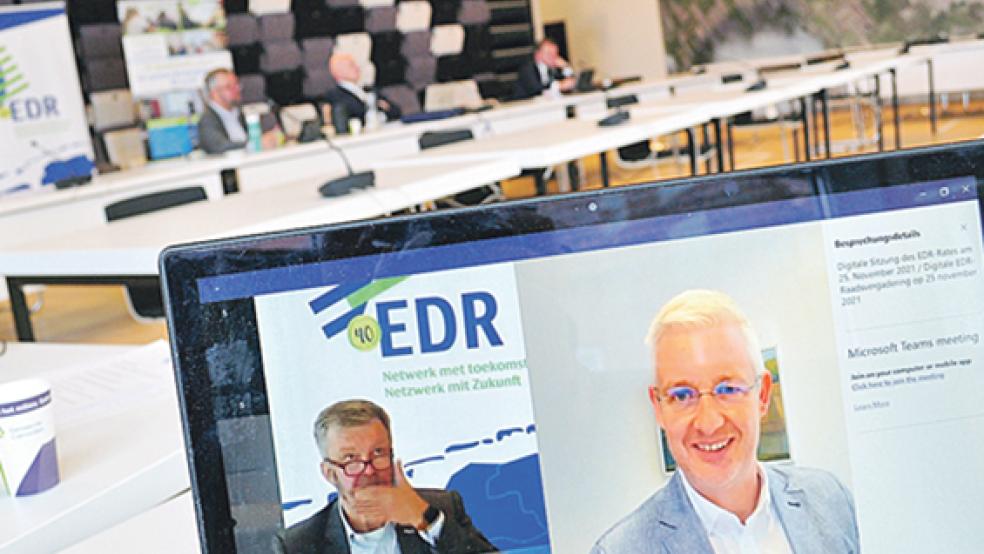 Die 47. EDR-Ratssitzung fand online statt und wurde aus dem Gemeindehaus in Coevorden übertragen. Landrat Matthias Groote (rechts im Bild) war aus Leer zugeschaltet und freute sich über seine Wahl zum EDR-Vorsitzenden.  © Foto: EDR