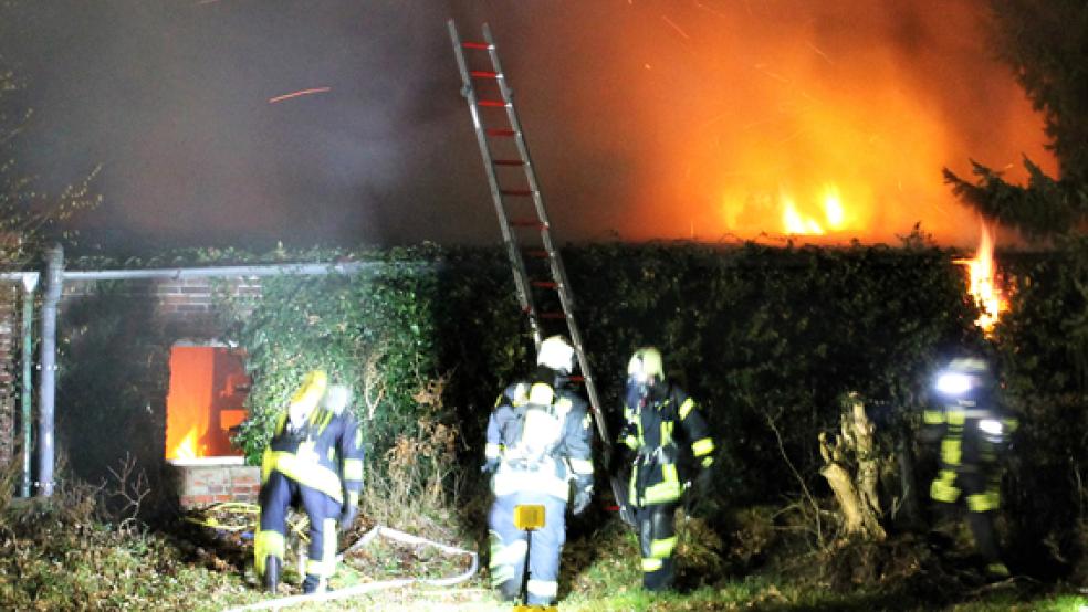Nach einem Schuppenbrand in WIrdum, unser Archivbild zeigt die Feuerwehr beim Löschen eines brennenden Schuppens in Schirum, hat die Polizei jetzt einen 27-Jährigen als Tatverdächtigen ermitteln können.  © Foto: Feuerwehr