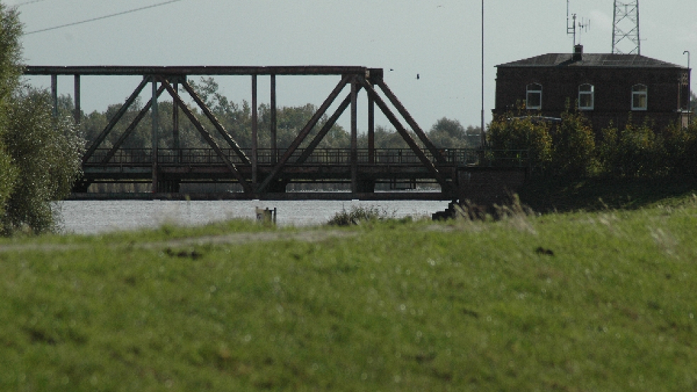 Dieses Überbau-Segment auf Weeneraner Seite der Friesenbrücke soll am kommenden Donnerstag mit einem Schwimmkran ausgehoben und zur Verwertung nach Papenburg transportiert werden. © Foto: Szyska