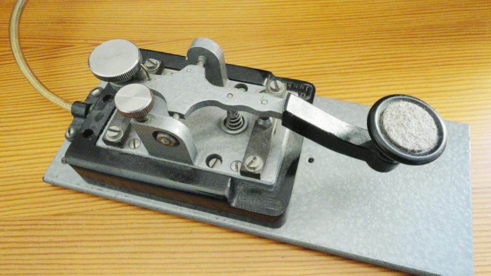 Relikte aus alter Kommunikations-Ära: Eine Standard-Morsetaste der Firma Junker (links).  © Fotos: privat