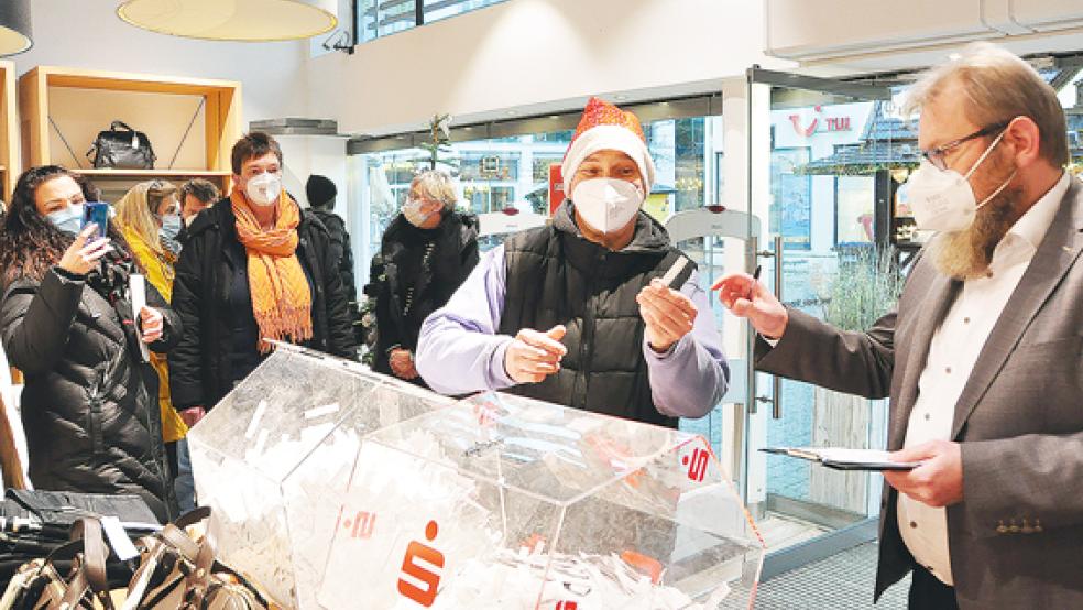 Horst Voigt zog die Gewinnlose unter der Aufsicht von Notar Ulf Nannen (rechts).  © Foto: Wolters